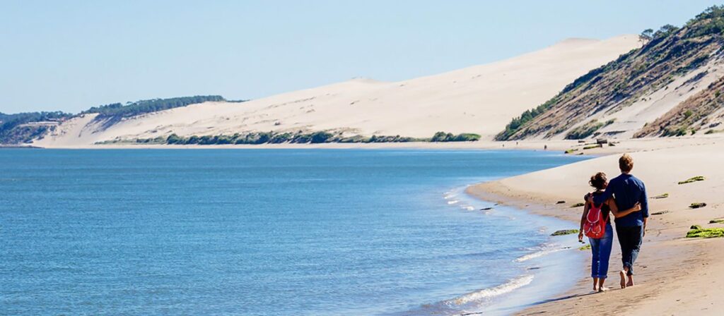 Image de dune du pilat avec deux promeneurs et la mer