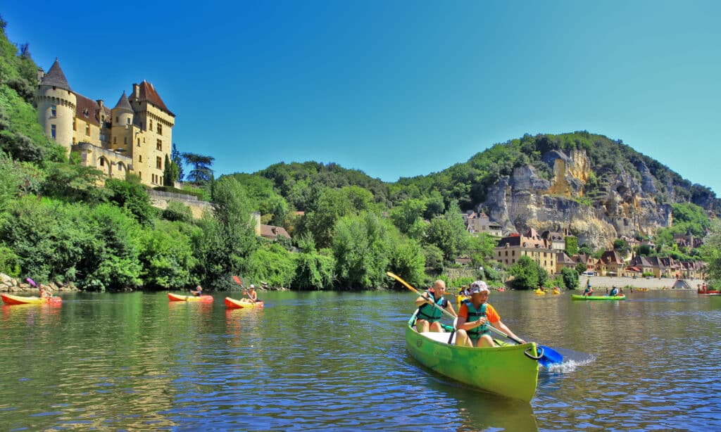 Canoe avec 2 enfants en dordogne, au pied d'un chateau